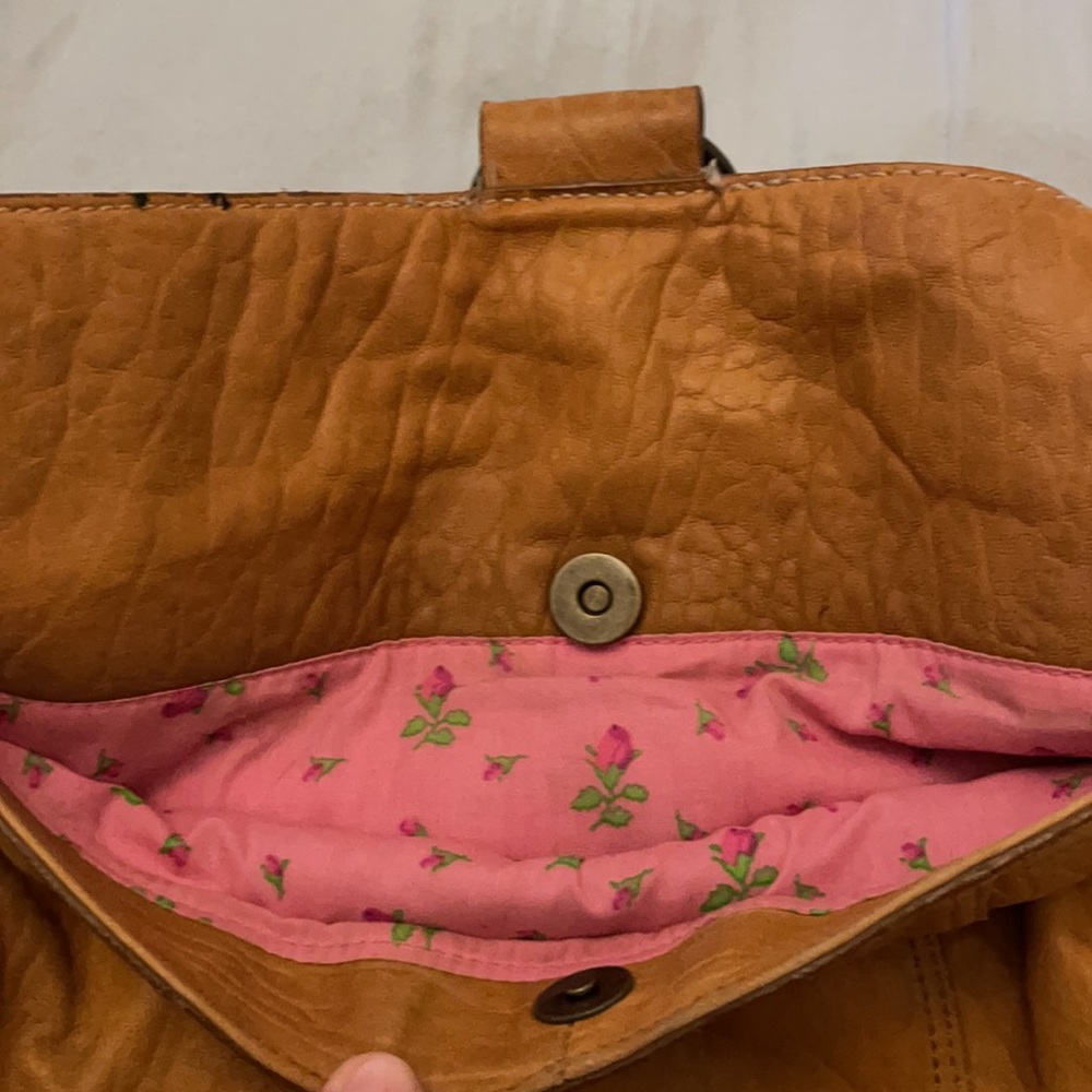 Vintage Betsy Johnson handbag - gorgeous worn leather super fun pink interior - Picture 9 of 12
